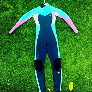 Billabong girls wetsuit in great condition size 12